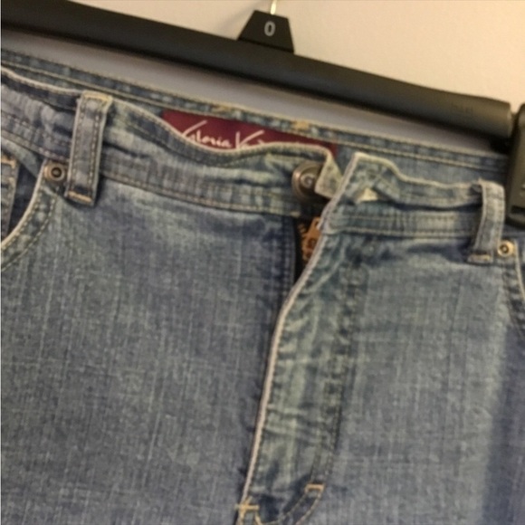 Gloria Vanderbilt light wash denim size 10 short jeans
5 pocket - Picture 10 of 15